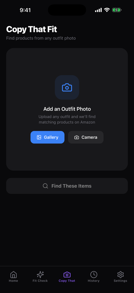 FitCheck: Your AI Style Critic - Pantalla de la aplicación FitCheck para la función Copiar ese atuendo donde los usuarios suben fotos de atuendos para encontrar ropa similar en Amazon