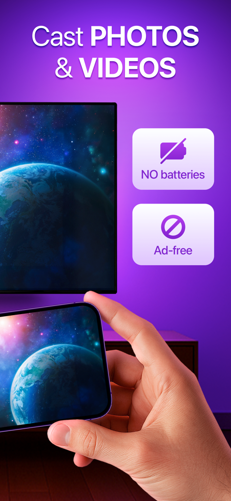 TV Remote for Roku Devices - Une main tenant un smartphone diffusant une photo de la Terre vers un grand écran de télévision à l'aide de l'application de télécommande Roku.