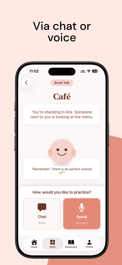Toky: AI Communication Coach - Interfaz de la app Toky mostrando modos de práctica de chat y voz para un escenario social de cafetería