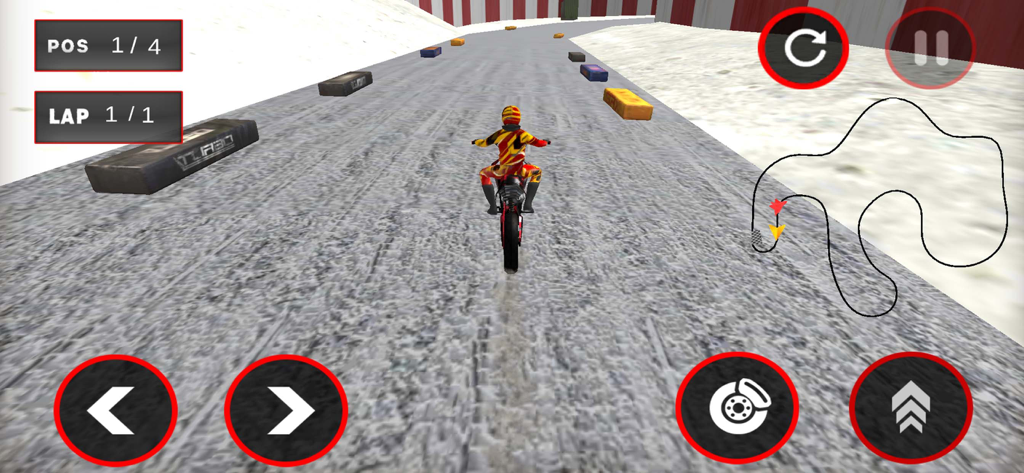 Dirt Bike Stunt Motocross Game - Una vista en tercera persona de un piloto de motocross en una pista en el juego Dirt Bike Stunt Motocross Game