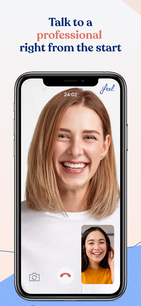 Una mujer sonriendo durante una sesión de terapia por videollamada en la aplicación móvil ifeel.