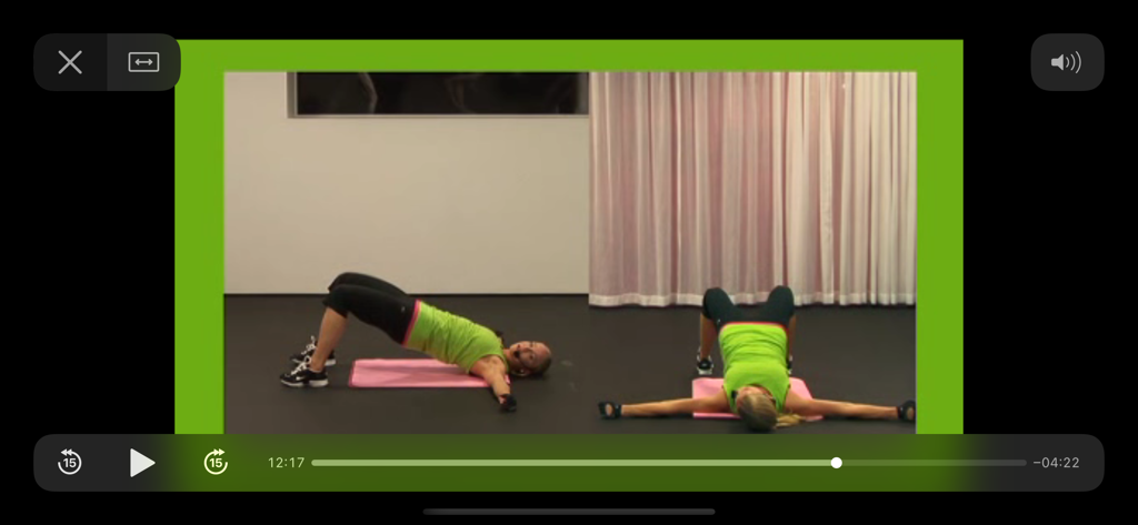 17 minuter Ben & Rumpa - Demostración en video de pantalla dividida de un ejercicio de puente de glúteos en la aplicación de fitness.