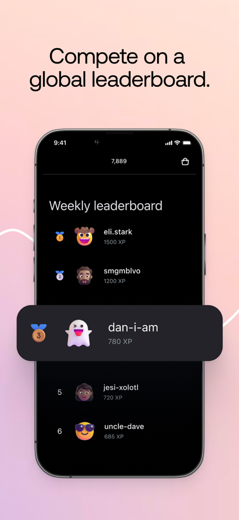 Una pantalla de tabla de clasificación global semanal en la aplicación Offsuit Texas Holdem Poker que muestra los rankings de jugadores y XP.