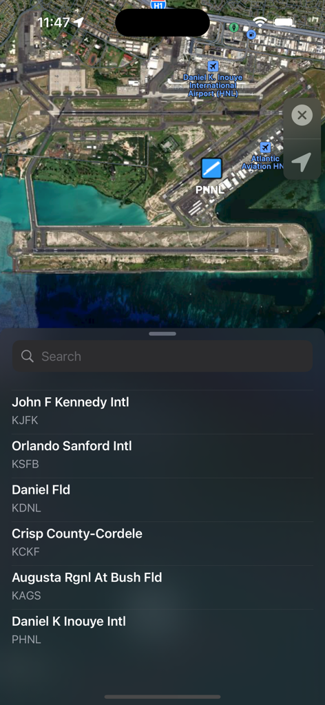 Vue cartographique satellite d'un aéroport et liste de recherche pour les aéroports internationaux dans l'application Aviation Weather.