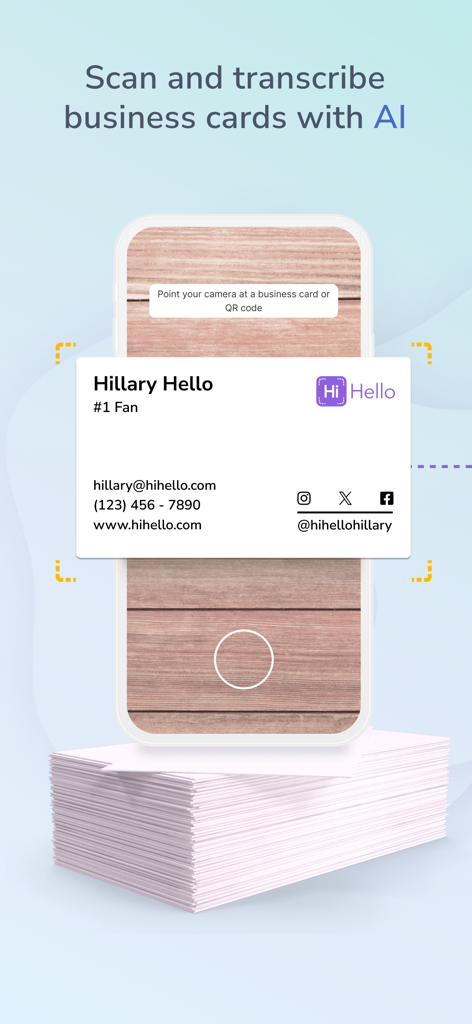Un écran de smartphone utilisant HiHello pour numériser et transcrire une carte de visite physique avec l'IA.