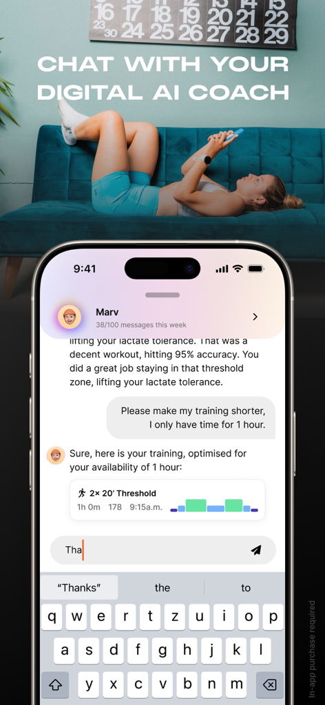 Enduco: Running & Cycling - Una persona usando un teléfono inteligente para chatear con un entrenador digital de IA sobre cómo ajustar su plan de entrenamiento