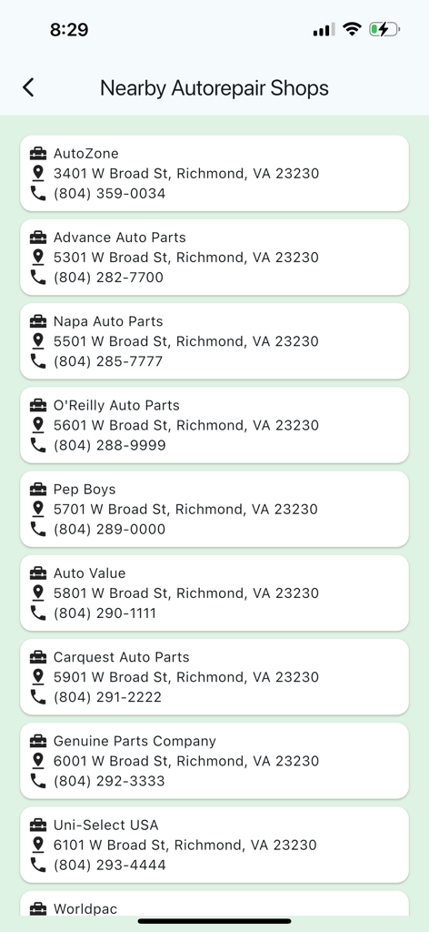Car-Data - Un écran mobile montrant une liste de garages automobiles et de magasins de pièces automobiles à proximité à Richmond, en Virginie.
