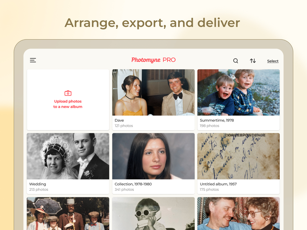 Interface Photomyne Pro sur iPad montrant une grille d'albums photo numériques organisés pour l'archivage professionnel.
