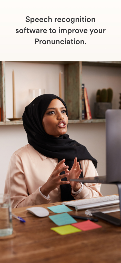 EF Corporate Learning - Mujer profesional usando software de reconocimiento de voz para mejorar la pronunciación del idioma.