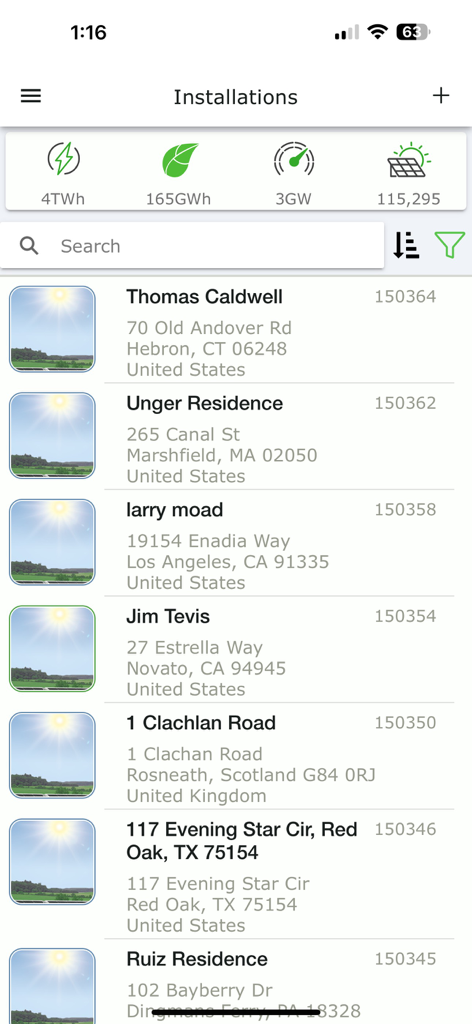 Tigo Energy Intelligence - Panel de control de la aplicación Tigo Energy Intelligence que muestra una lista de instalaciones de sistemas solares fotovoltaicos y métricas de rendimiento de flotas globales.
