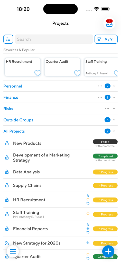 Interfaccia dell'app Projecto che visualizza un elenco categorizzato di progetti aziendali con indicatori di stato come In Corso e Completato