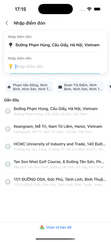 Interfaz de la aplicación EV Taxi para seleccionar ubicaciones de recogida y destino en Vietnam
