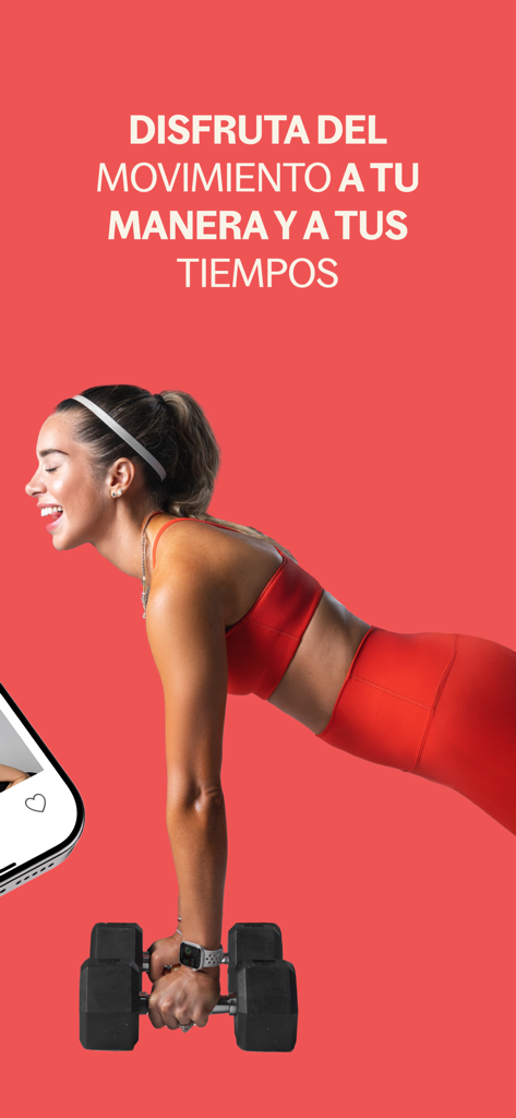 Fit App by Tania de Alba - Una mujer con un atuendo deportivo rojo realizando una plancha con mancuernas sobre un fondo rojo sólido