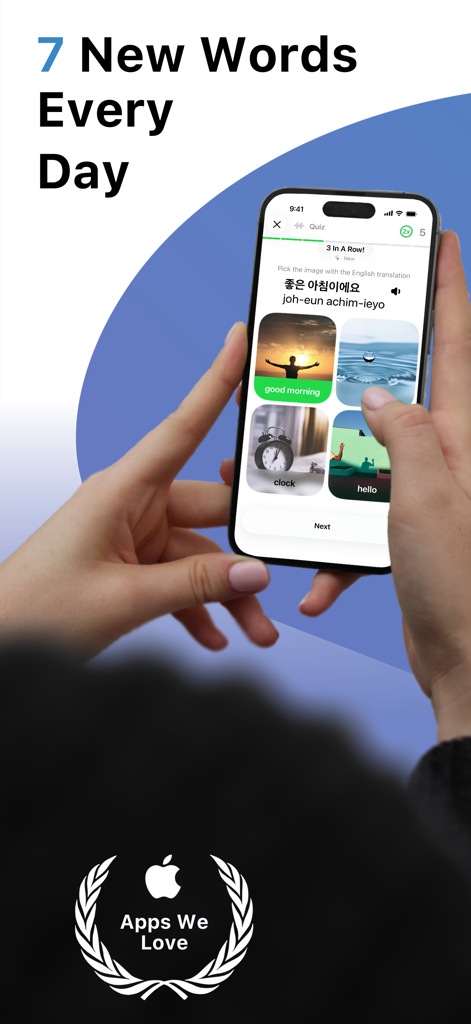 Una persona usando la aplicación Aprende coreano con LENGO mostrando un cuestionario de vocabulario diario con el titular 7 Nuevas Palabras Cada Día y una insignia de Apple Apps We Love.