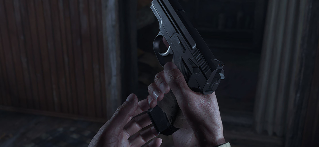 Perspectiva en primera persona de un personaje recargando una pistola en una habitación oscura