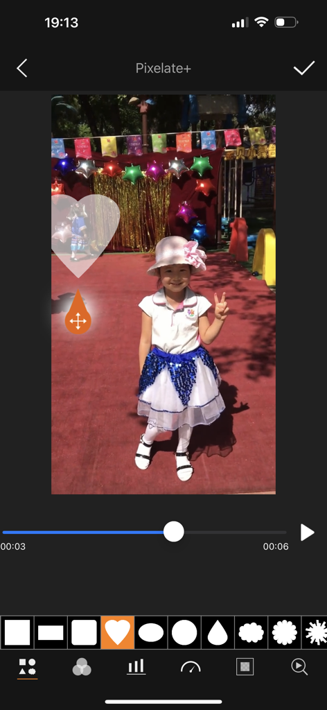 Videdit - Handy Video Editor - Videdit video editor interface showing heart shaped mosaic and pixelate effects