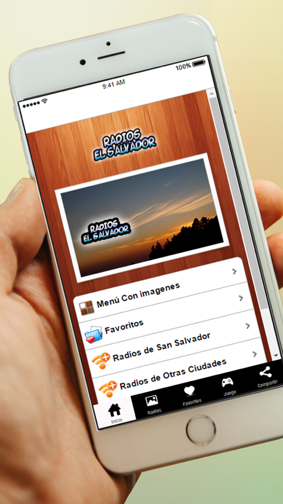 Emisoras de Radios de El Salvador AM FM Gratis - Mano sosteniendo un iPhone mostrando la pantalla de inicio de la app Radios El Salvador