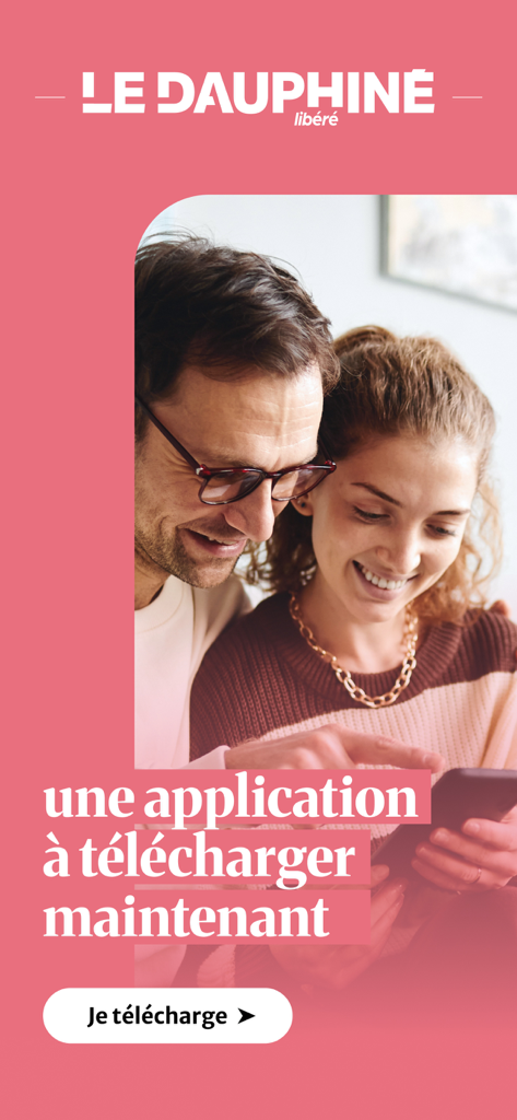 Le Dauphiné Libéré, actualités - A man and woman smiling while looking at the Le Dauphine Libere mobile app on a smartphone