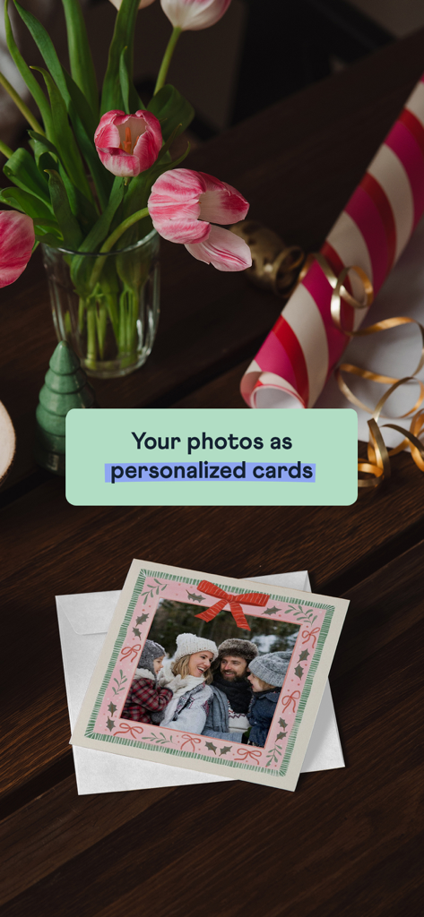 Fizzer - Personalized Cards - Une carte de vœux personnalisée présentant une photo de famille posée sur une table en bois avec des tulipes roses.
