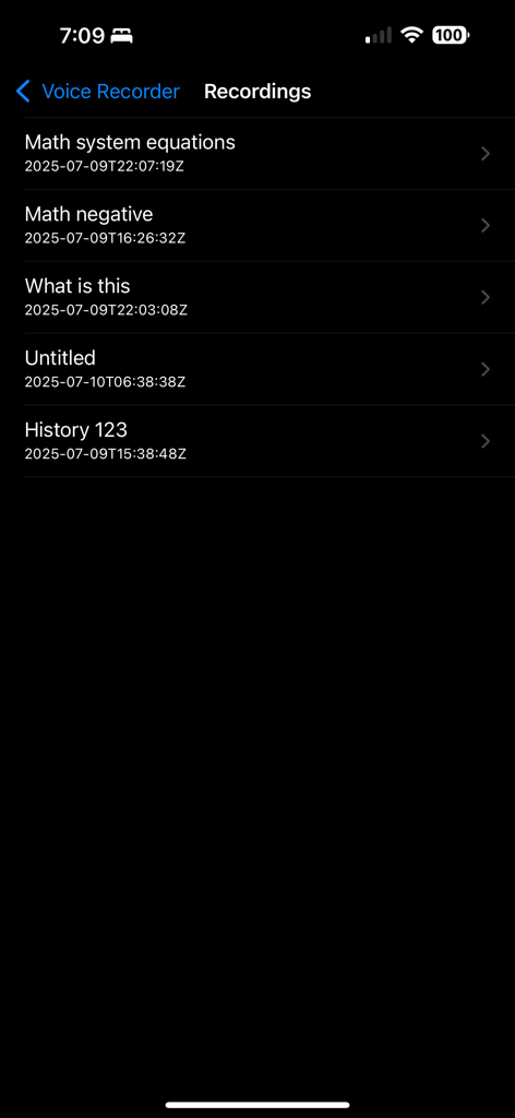 Voice Recorder - Una lista de grabaciones de audio guardadas con títulos como Matemáticas e Historia en la interfaz de la aplicación Grabadora de Voz.