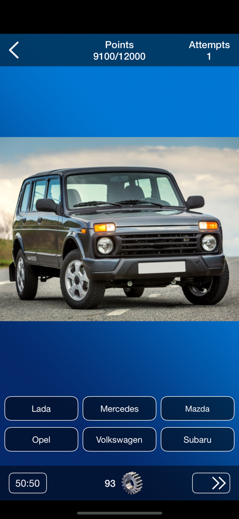 Lada 및 Mercedes와 같은 브랜드에 대한 객관식 버튼과 회색 SUV 이미지가 있는 자동차 브랜드 퀴즈 게임을 보여주는 모바일 화면