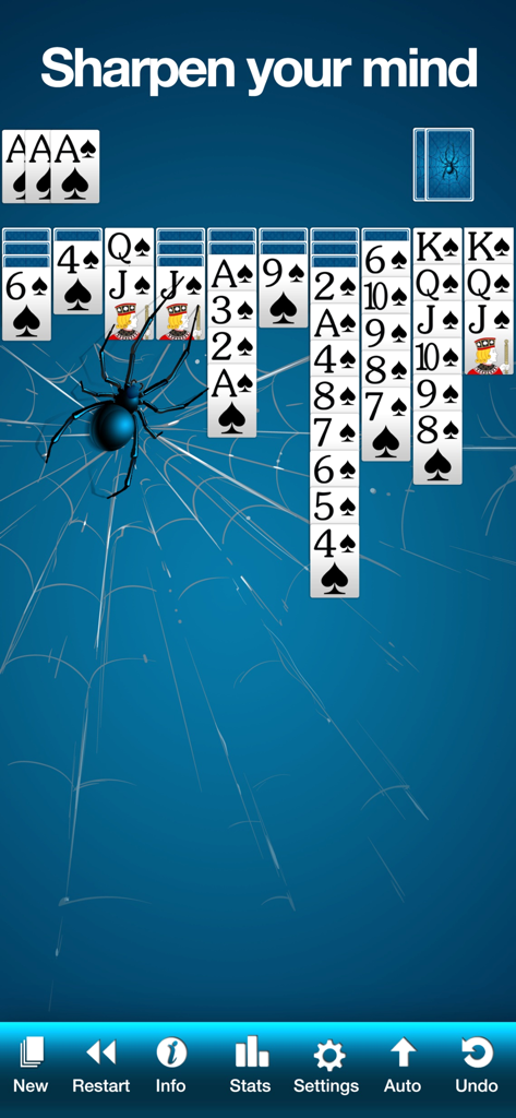 Spider Solitaire ‏‎ - 大きめのカードとクモの巣の背景にクモがいるSpider Solitaireゲームプレイインターフェース