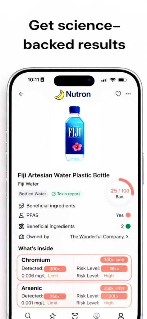 Una pantalla de aplicación móvil que muestra un análisis detallado de salud y toxinas de un producto de agua embotellada con una puntuación de salud baja