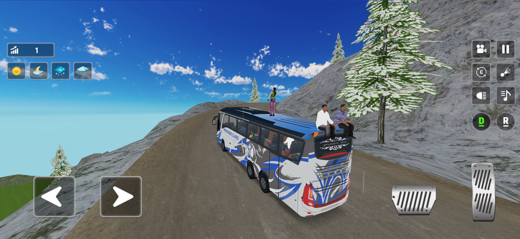 Trip Bus Simulator - Bus Games - Um ônibus turístico azul e branco dirigindo em uma estrada de montanha sinuosa com passageiros no teto em uma paisagem cênica