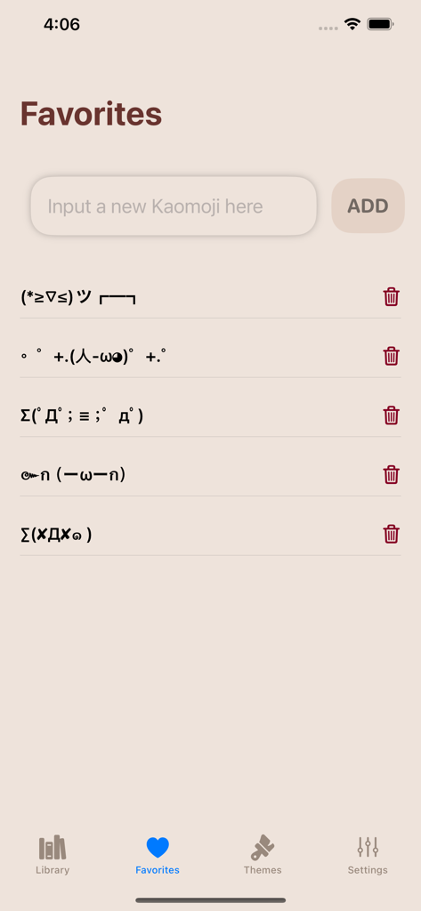 ŌωOmoji - Kaomoji Keyboard - La scheda Preferiti dell'app ŌωOmoji che mostra un elenco di kaomoji salvati con un'opzione di eliminazione e un pulsante di aggiunta.