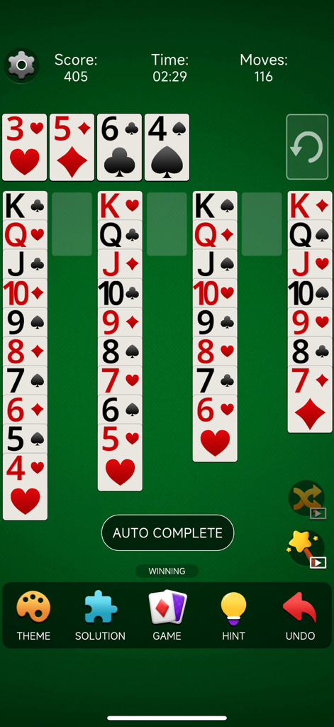 Solitaire Classic - 2026 - Pantalla de juego de Solitaire Classic 2026 con cartas grandes e herramientas de entrenamiento cognitivo como pistas y deshacer sobre un fondo verde.