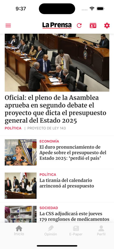 Main news feed of the La Prensa app for iPhone displaying Panamanian political and economic articles.