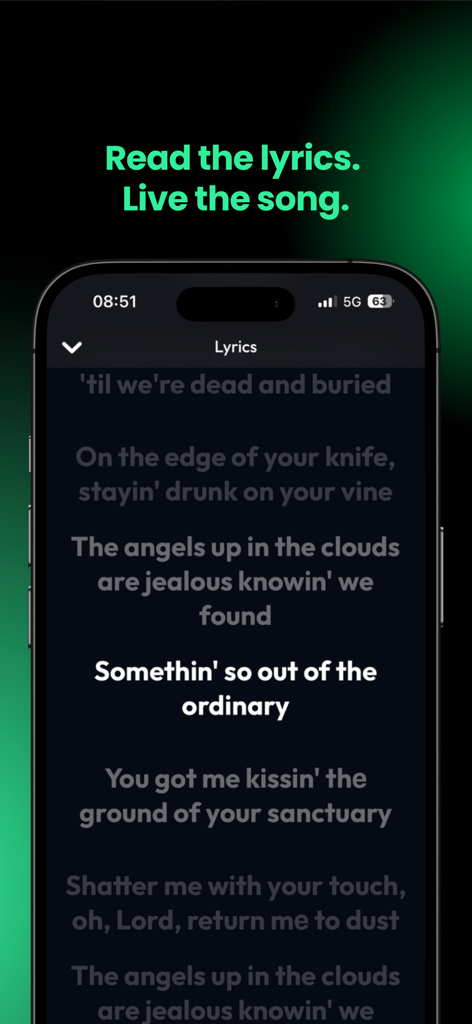 Lyra - Music, Radio, eSound - Pantalla de smartphone que muestra letras de canciones sincronizadas en la interfaz del modo oscuro de la aplicación de música Lyra.