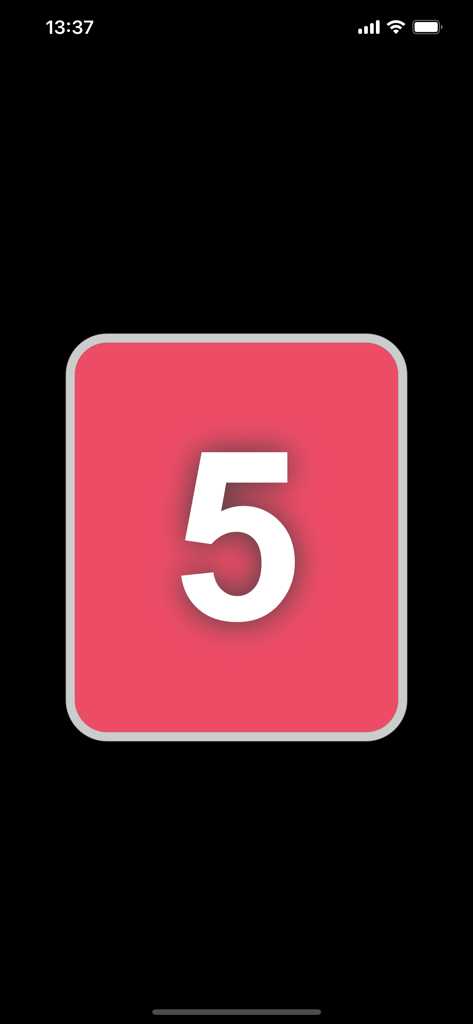 スプリント計画セッション中、アジャイル見積もりのために数字の5を表示する赤いスクラムポーカーカード。