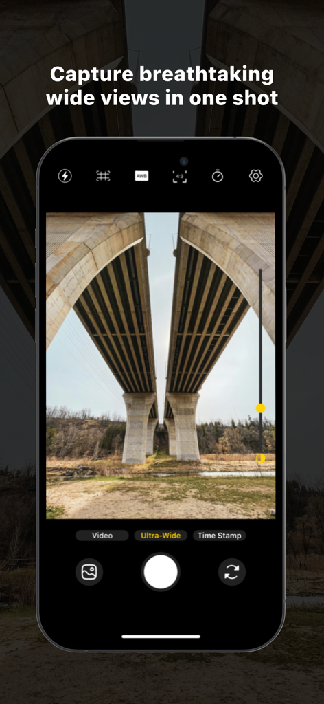 Pantalla de smartphone que muestra el modo de cámara ultra gran angular capturando una vista de gran angular de un puente