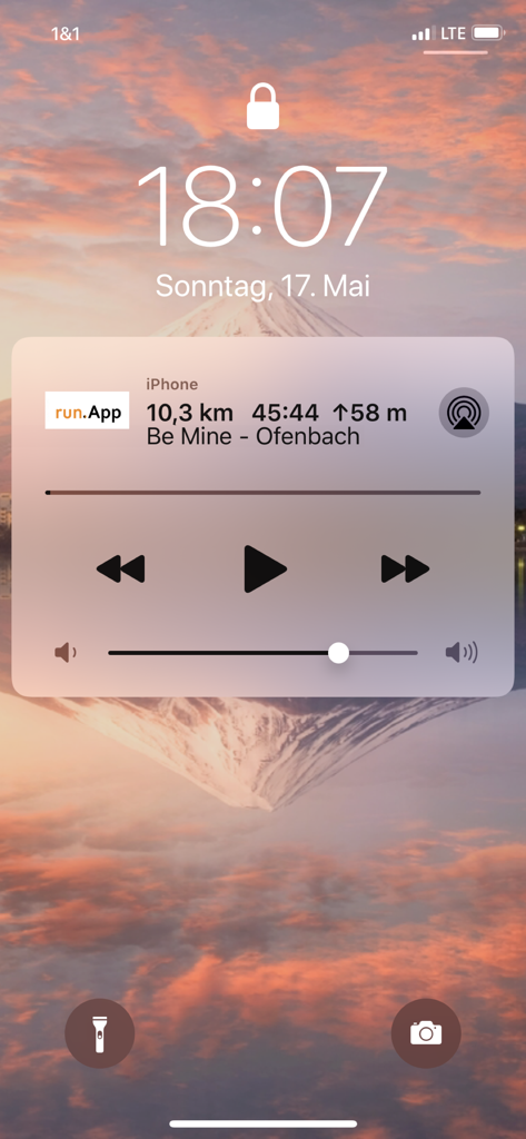 iPhone-Sperrbildschirm mit run.App-Tracking-Daten und Musiksteuerung