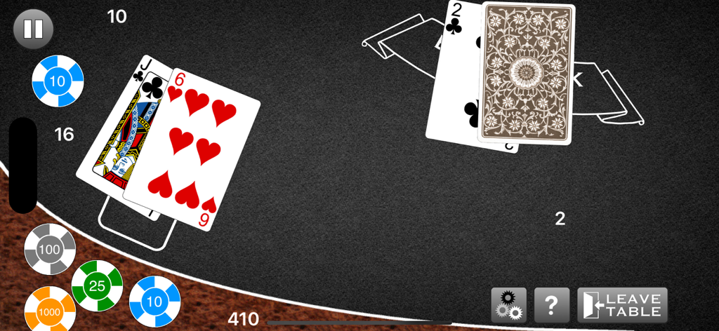 Blackjack - Gambling Simulator - Mobile Blackjack-Simulator-Gameplay mit Karten und Wettchips auf einem schwarzen Tisch