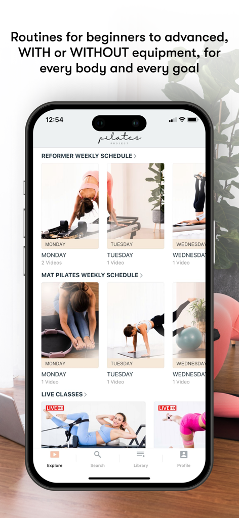 Pilates Project - Una pantalla de smartphone mostrando la aplicación Pilates Project con horarios semanales para reformer y mat pilates junto con clases en vivo.