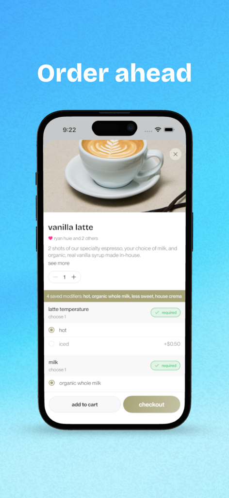 Un smartphone affichant l'interface de l'application Snackpass pour commander à l'avance un latte à la vanille avec diverses options de personnalisation comme la température et le choix du lait.