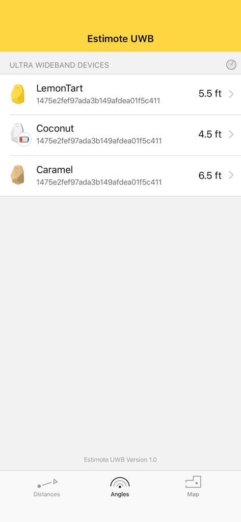 Interface exibindo uma lista de beacons Estimote UWB detectados com seus nomes e medições de distância em tempo real.