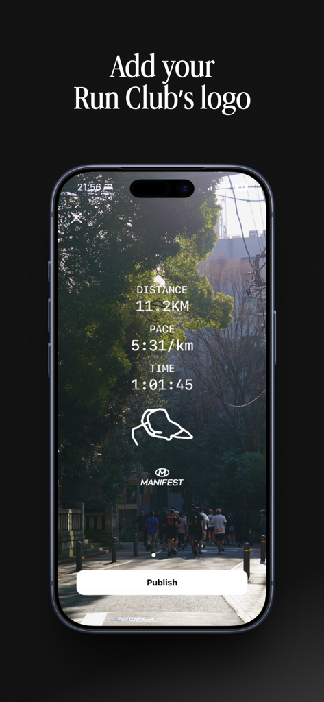 Relay: Share your runs - Um resumo de atividade de corrida com estatísticas e um overlay de logotipo de clube de corrida personalizado em uma foto.