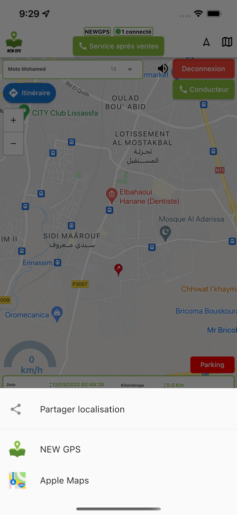 Screenshot der NEUES GPS-App-Kartenoberfläche, die Echtzeit-Fahrzeugverfolgung in Casablanca und Optionen zum Teilen des Standorts zeigt.