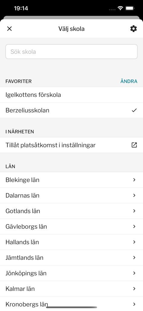 Skolmaten - Interface of the Skolmaten app showing options to choose a school from favorites, nearby locations, or Swedish regions.