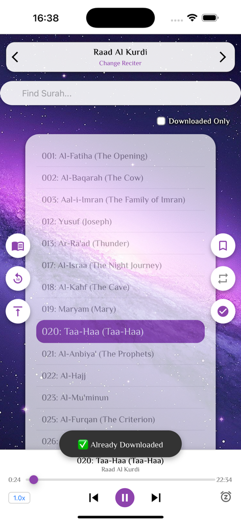 Die Benutzeroberfläche der Quran Audio App zeigt eine Liste von Suren mit einer aktiven Wiedergabeleiste unten über einem sternenklaren Hintergrund.
