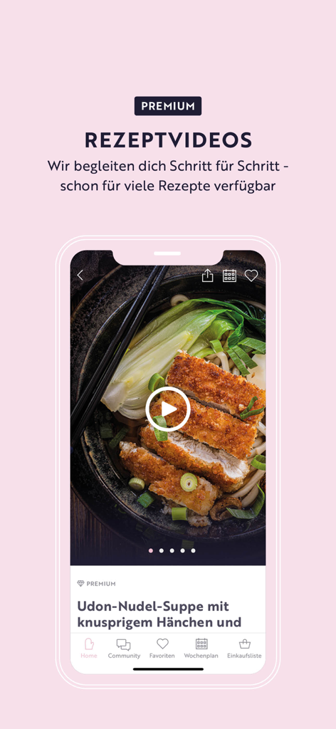 Smartphone-Bildschirm, der ein Premium-Rezeptvideo für Udon-Nudelsuppe mit knusprigem Hähnchen in der food with love App zeigt.