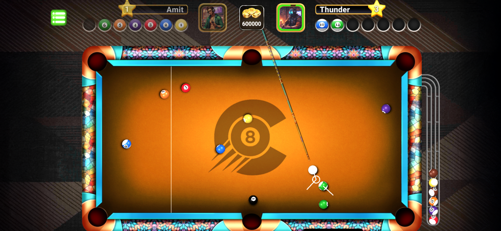 Pool Masters Pro - Multiplayer - Vista dall'alto di una partita a biliardo multiplayer online con grafica realistica e skin personalizzate del tavolo.