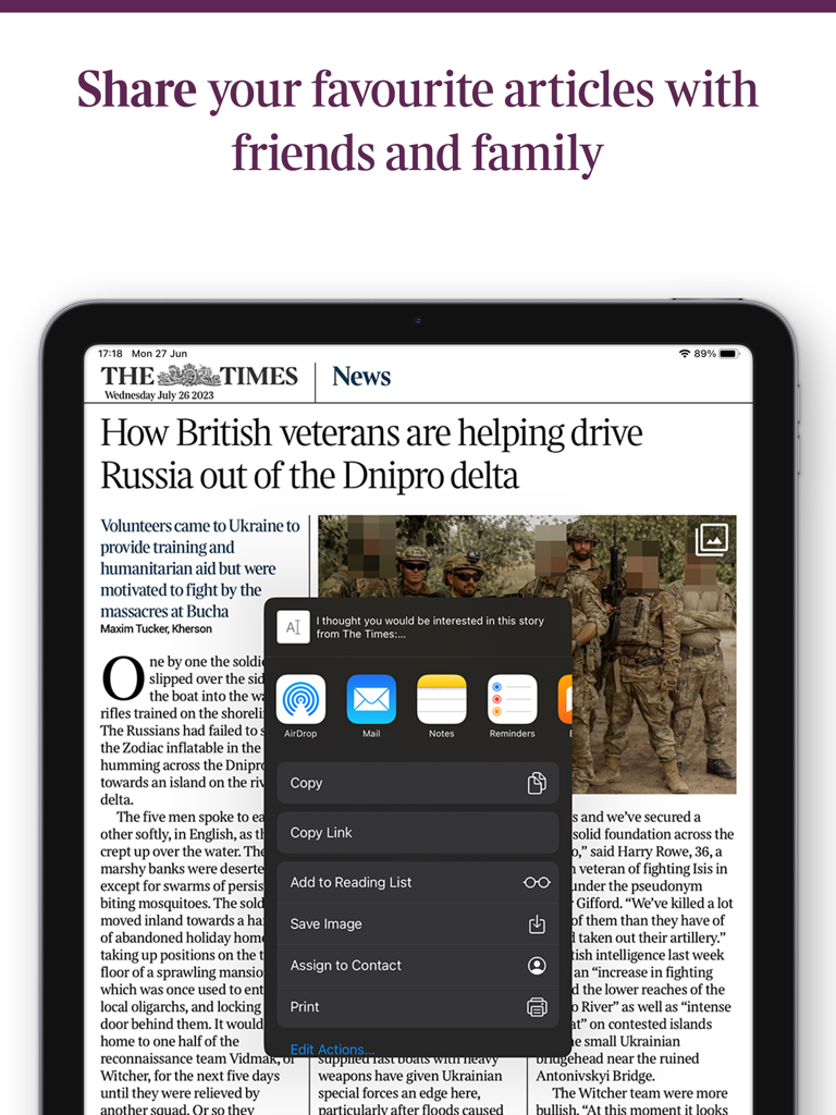 Pantalla de iPad que muestra un artículo de The Times con el menú de compartir de iOS abierto para amigos y familiares