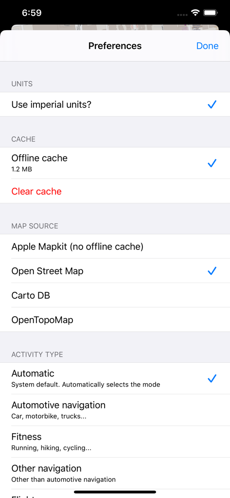 Pantalla de preferencias de la aplicación Open GPX Tracker que muestra opciones para fuentes de mapas, caché sin conexión y unidades