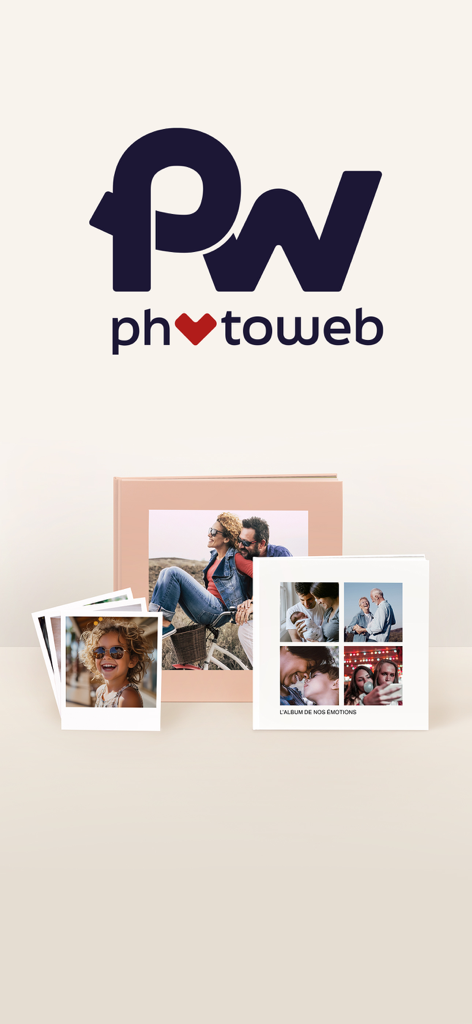 Logo Photoweb sopra una collezione di album fotografici personalizzati e immagini stampate