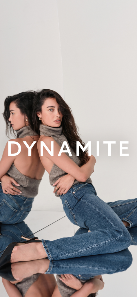 Modell trägt einen Strickpullover mit Rollkragen und Jeans für die Dynamite Online-Mode-App