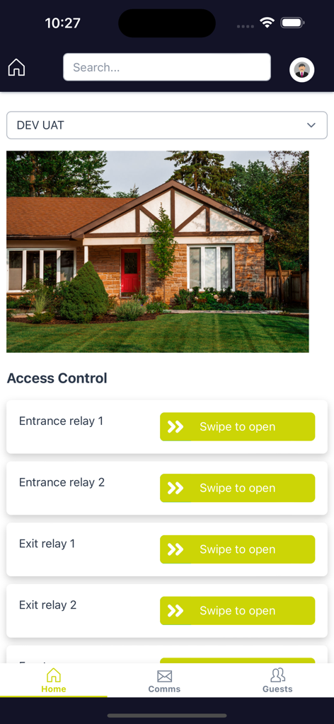 AIVA - AI Driven Safety 3.0 - Panel de control de la aplicación móvil AIVA que muestra opciones de control de acceso para una propiedad con múltiples botones de deslizar para abrir para relés de entrada y salida